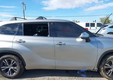 2021 Toyota Highlander L z USA, uszkodzony, nr VIN 5TDCZRAH3MS077203